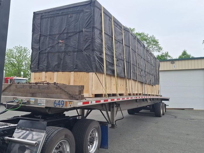 Caja de madera con lona en plataforma